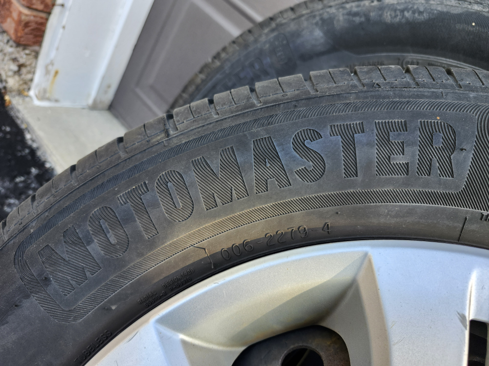 Motomaster tires SE3 with rims - photo 2