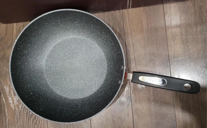 Gently used Starfrit The Rock -Fry Pan with glass lid. image indicator(2)