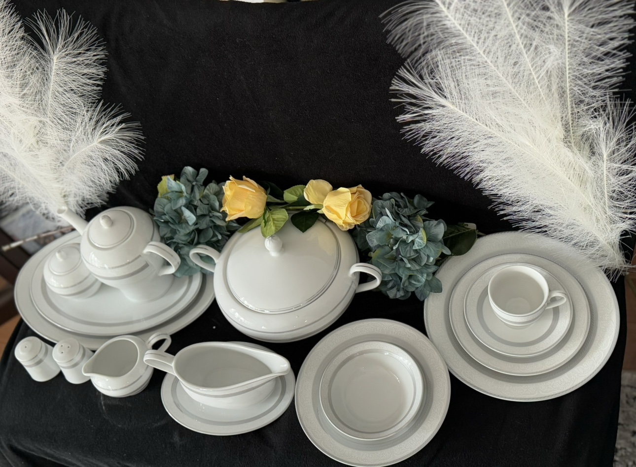 Exquisite White and Silver Dinnerware Set - photo 2