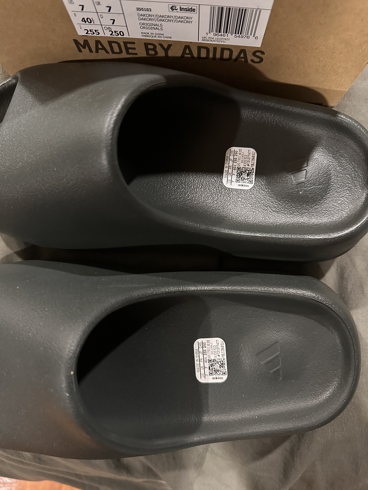 Yeezy Slides size 8 - photo 2