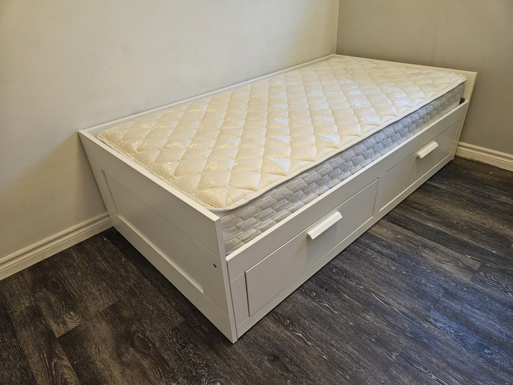 single white bed - photo 2
