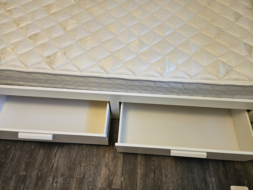 single white bed - photo 3