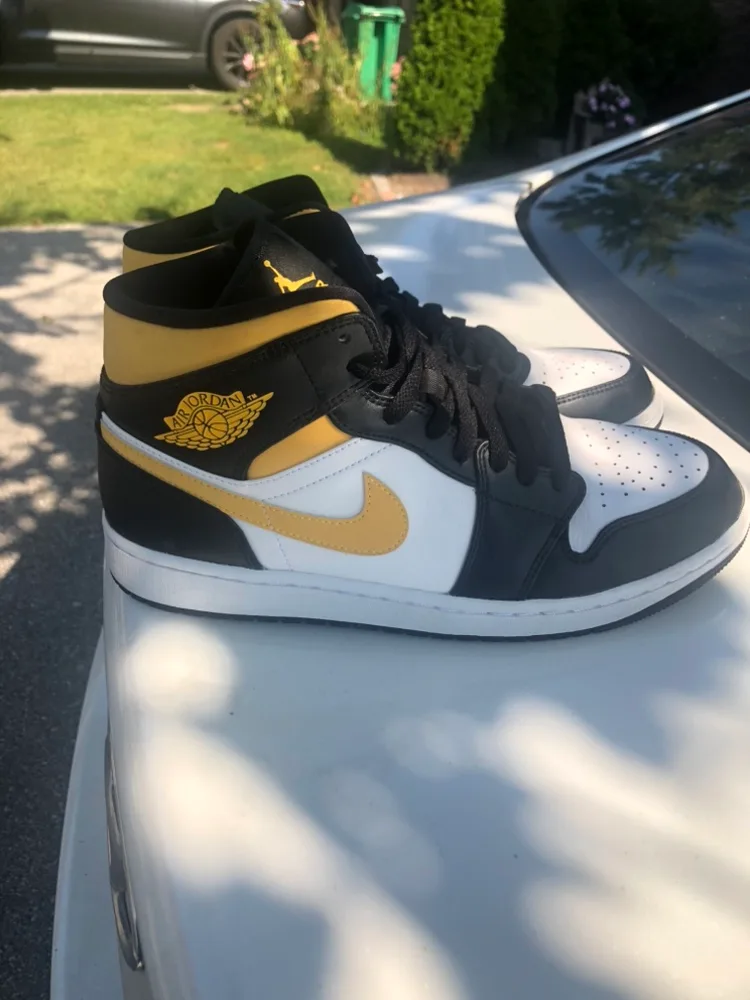 Air Jordan 1 Mid size 9.5 image indicator(2)