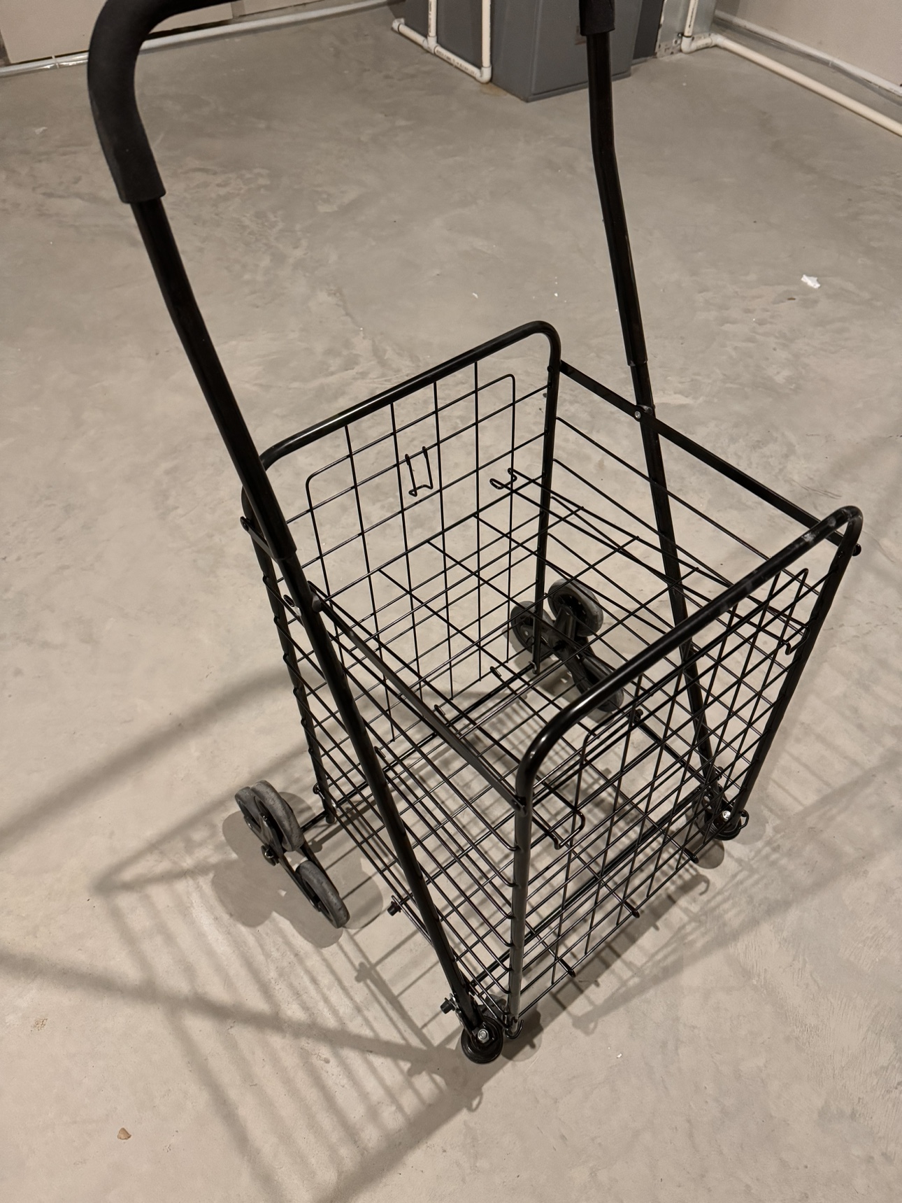 Wheeled grocery basket with stair-climbing wheels