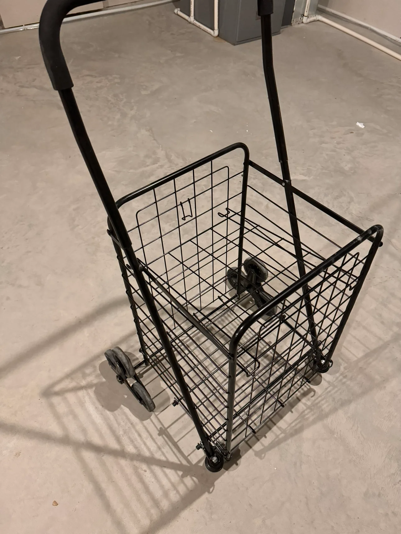 Wheeled grocery basket with stair-climbing wheels thumbnail