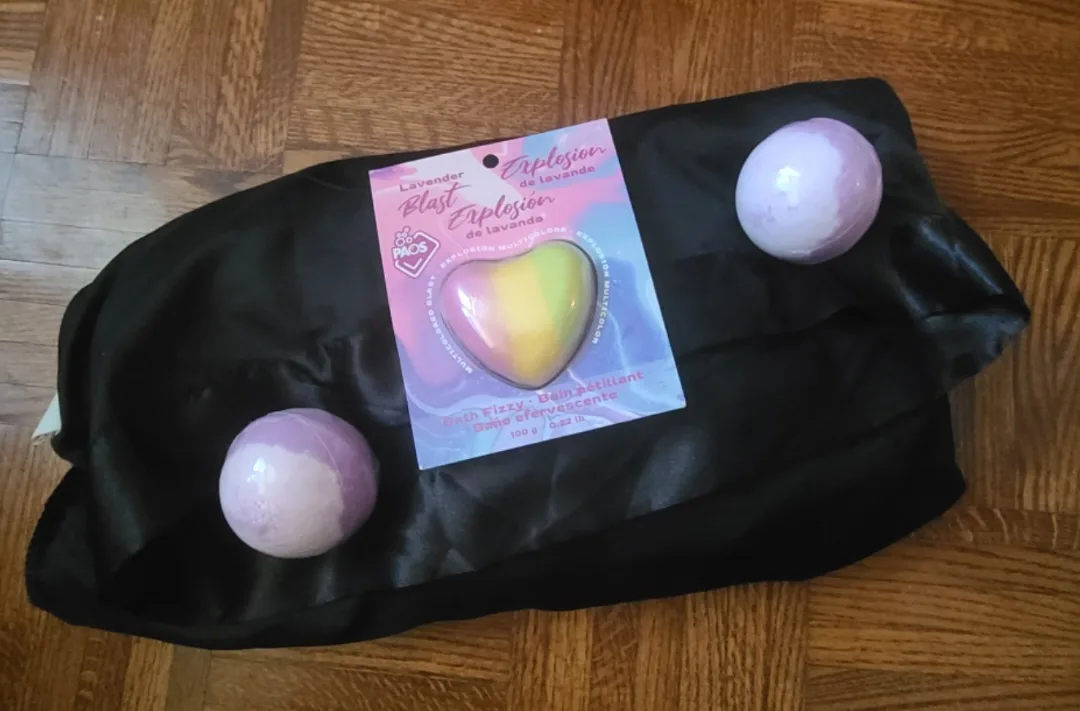 Black Satin sheets and 3 bathboms thumbnail