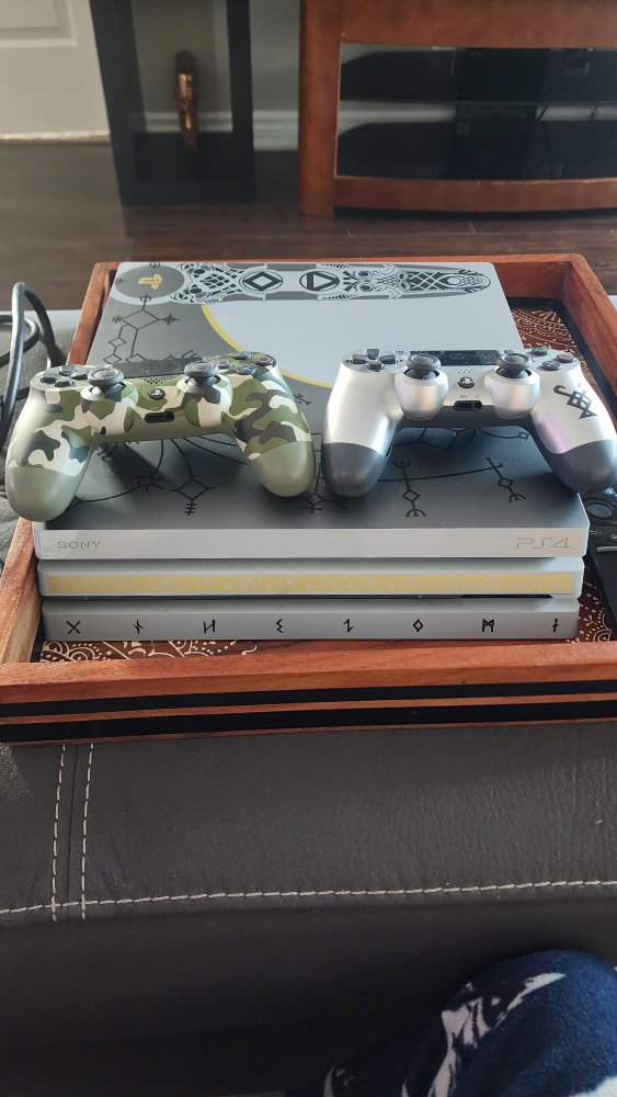 PS4 Console Bundle with 16 games and 2 controllers