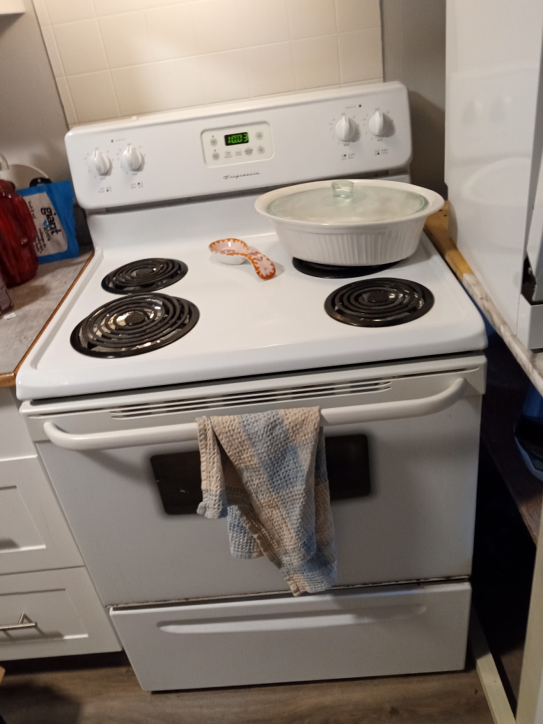 Electric Stove, Beaumark dryer, 13 stairs chair lift - photo 3