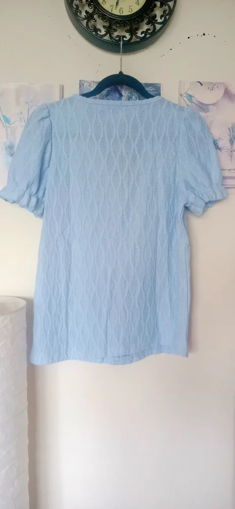 Woman top with short sleeves. image indicator(4)