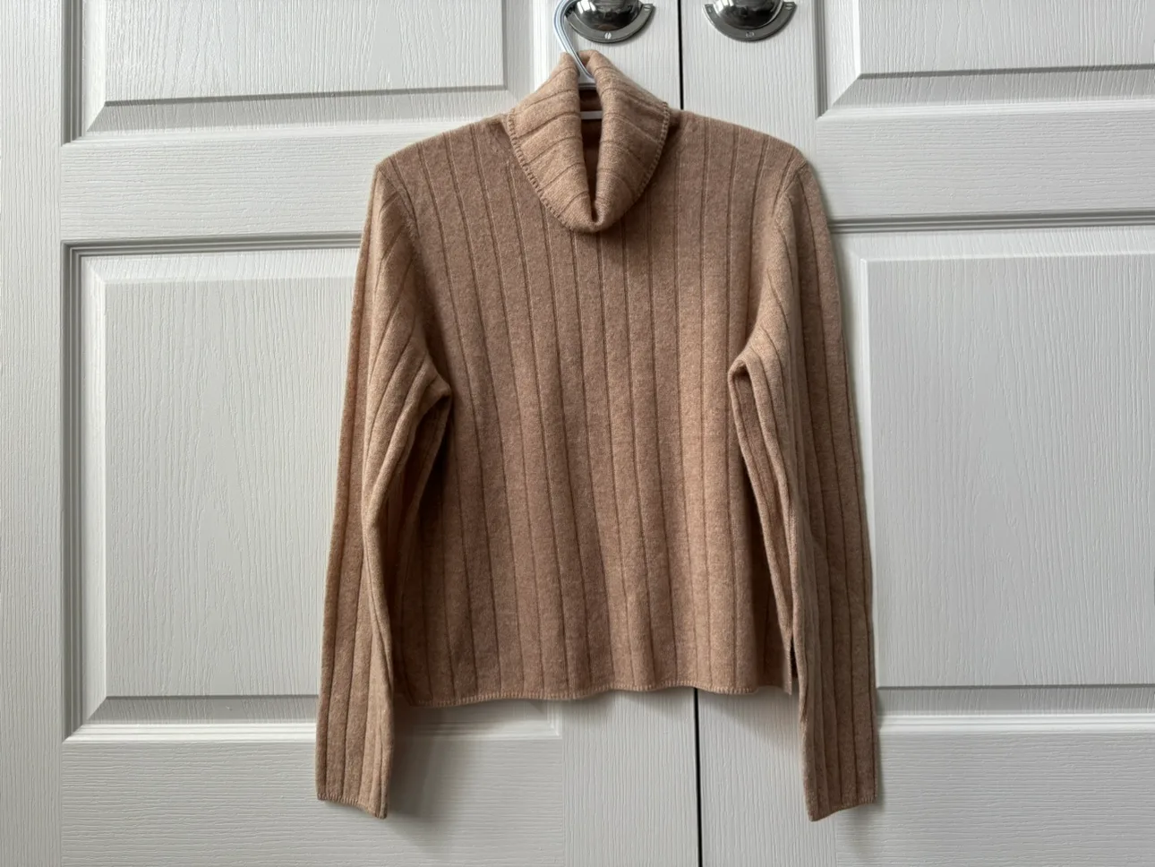 Women’s Turtleneck Cashmere Sweater thumbnail