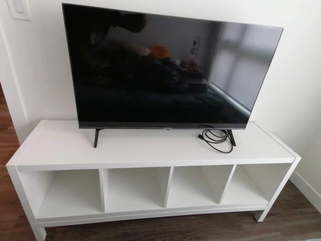 White TV Stand (no TV, just ilustrative purposes)
