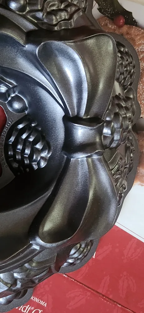 Williams-Sonoma Wreath Bundt Cake Pan image indicator(8)