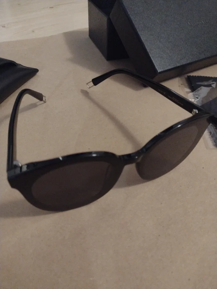 Black pair of Sunglasses Anti UVA and Anti-UVB image indicator(3)