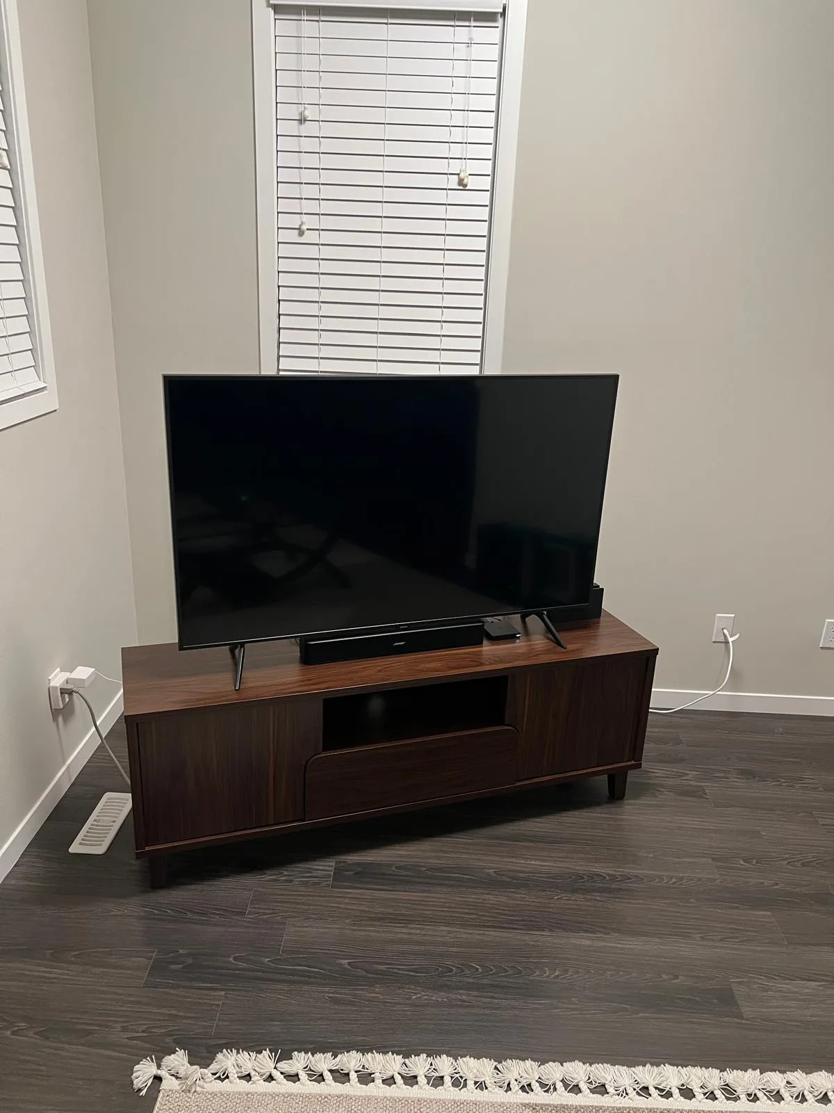 55" Samsung Q60R 4K Smart QLED TV thumbnail