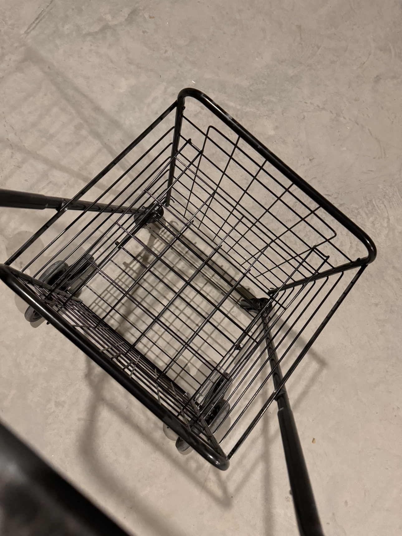 Wheeled grocery basket with stair-climbing wheels - photo 3
