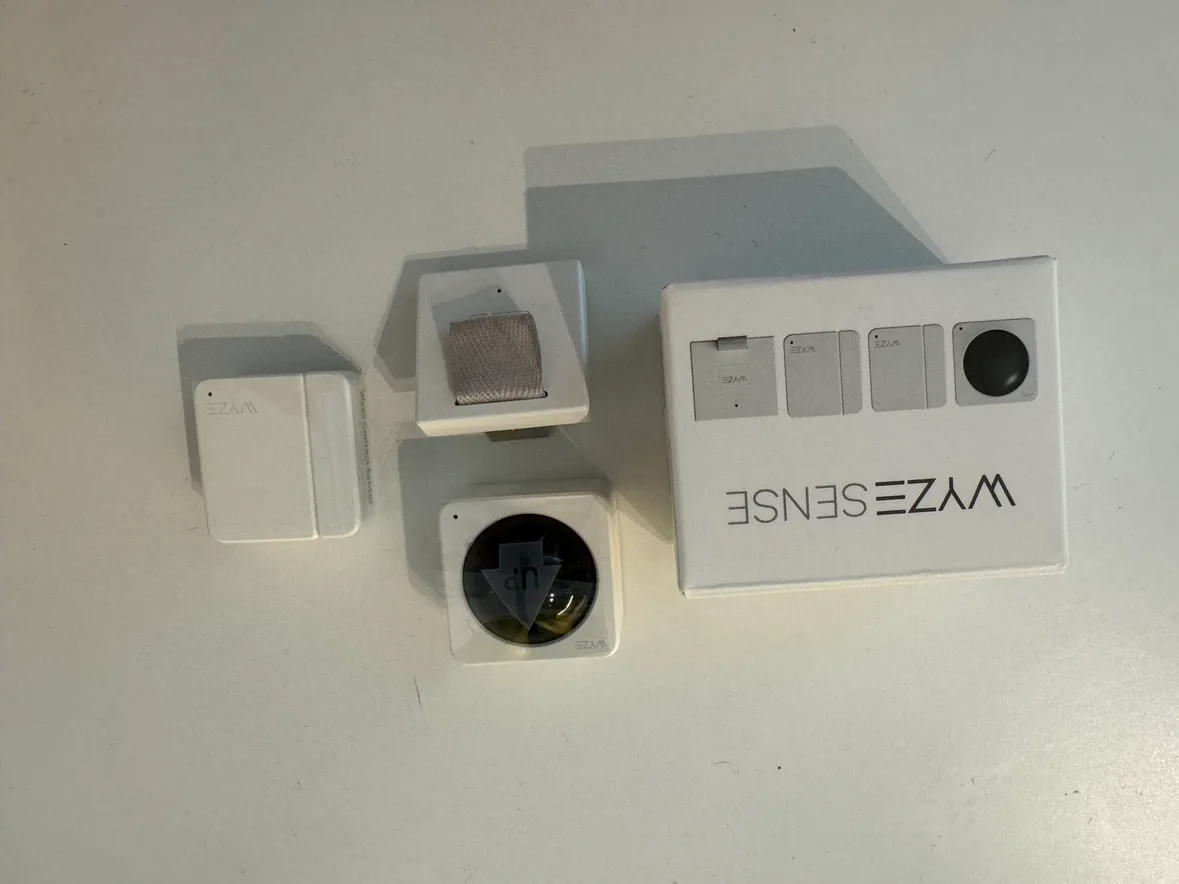 Wyze Cam Pan v1 + Wyze Sense (3-pack) image indicator(5)