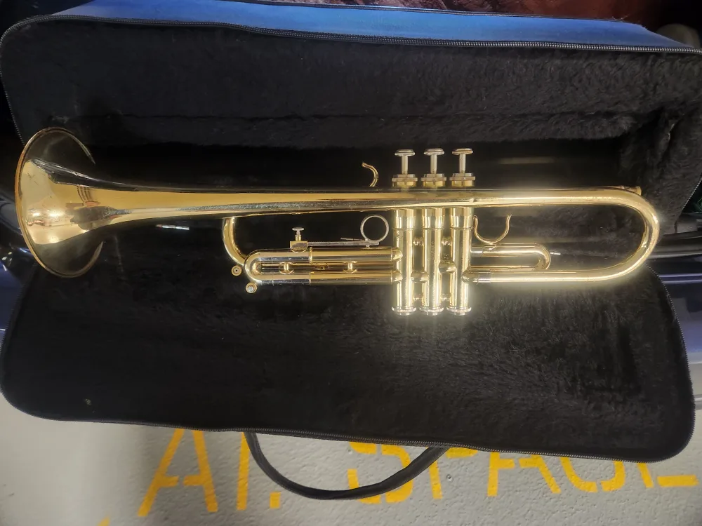 Trumpet with Case, beginner,  high school band image indicator(2)