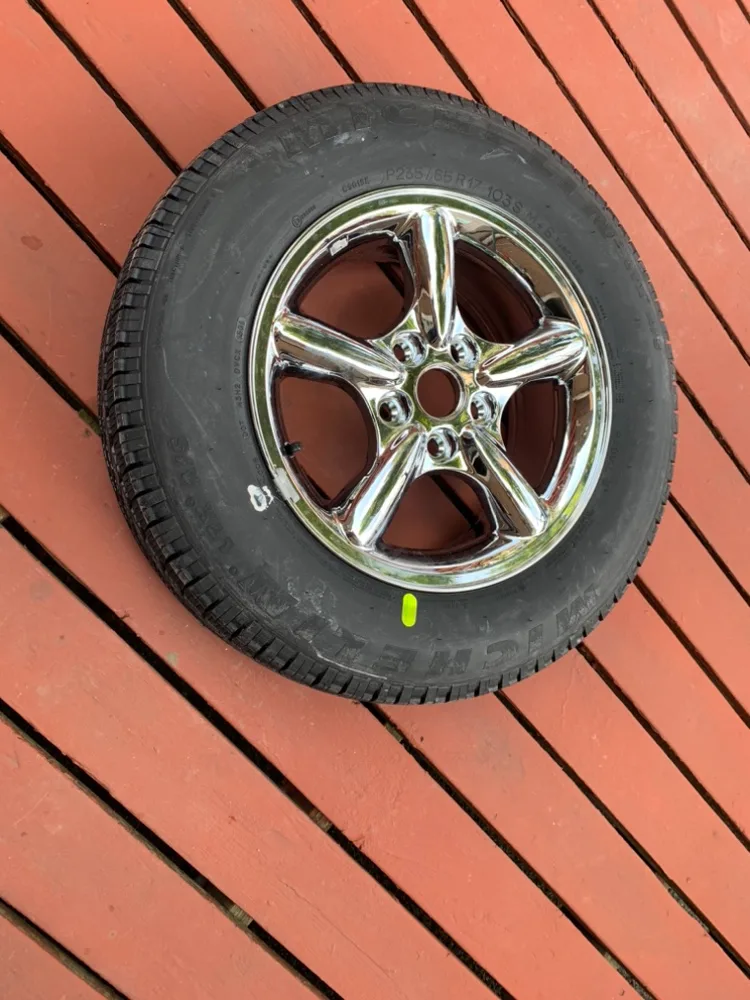 17 inch Chrome Wheel with Tire thumbnail