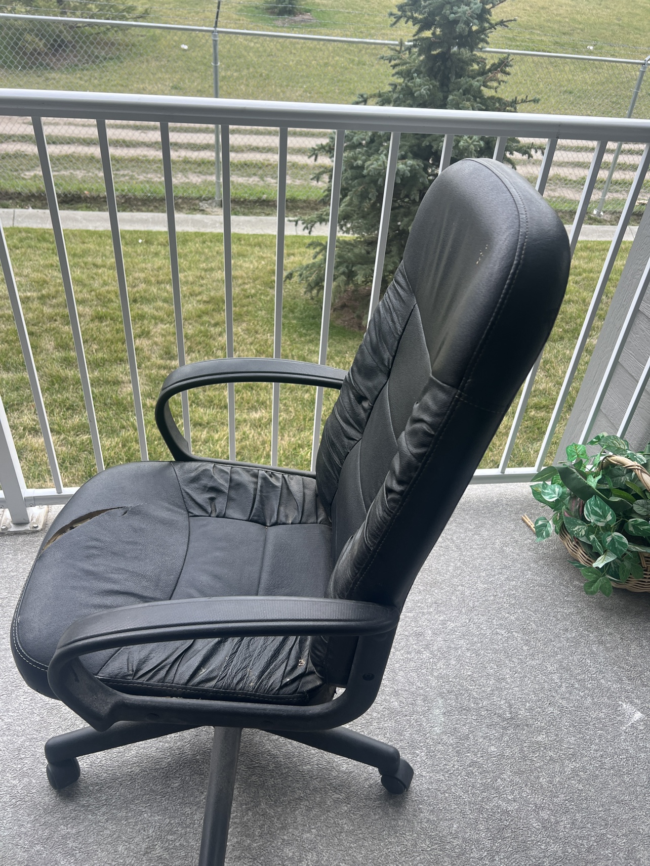 Black Office Chair - photo 4