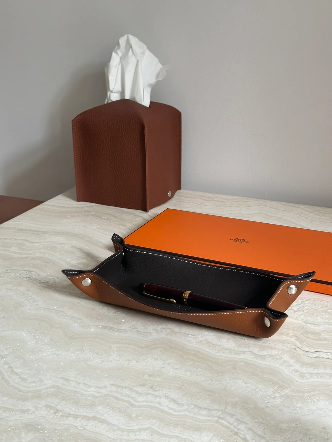 Leather Tissue Paper Holder image indicator(2)