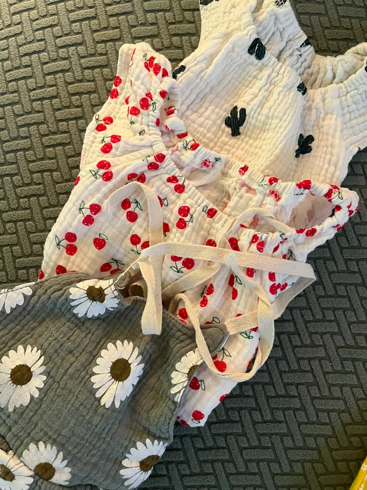 Set of 5 Baby Girl Clothes Rompers (0-6 Months) image indicator(6)