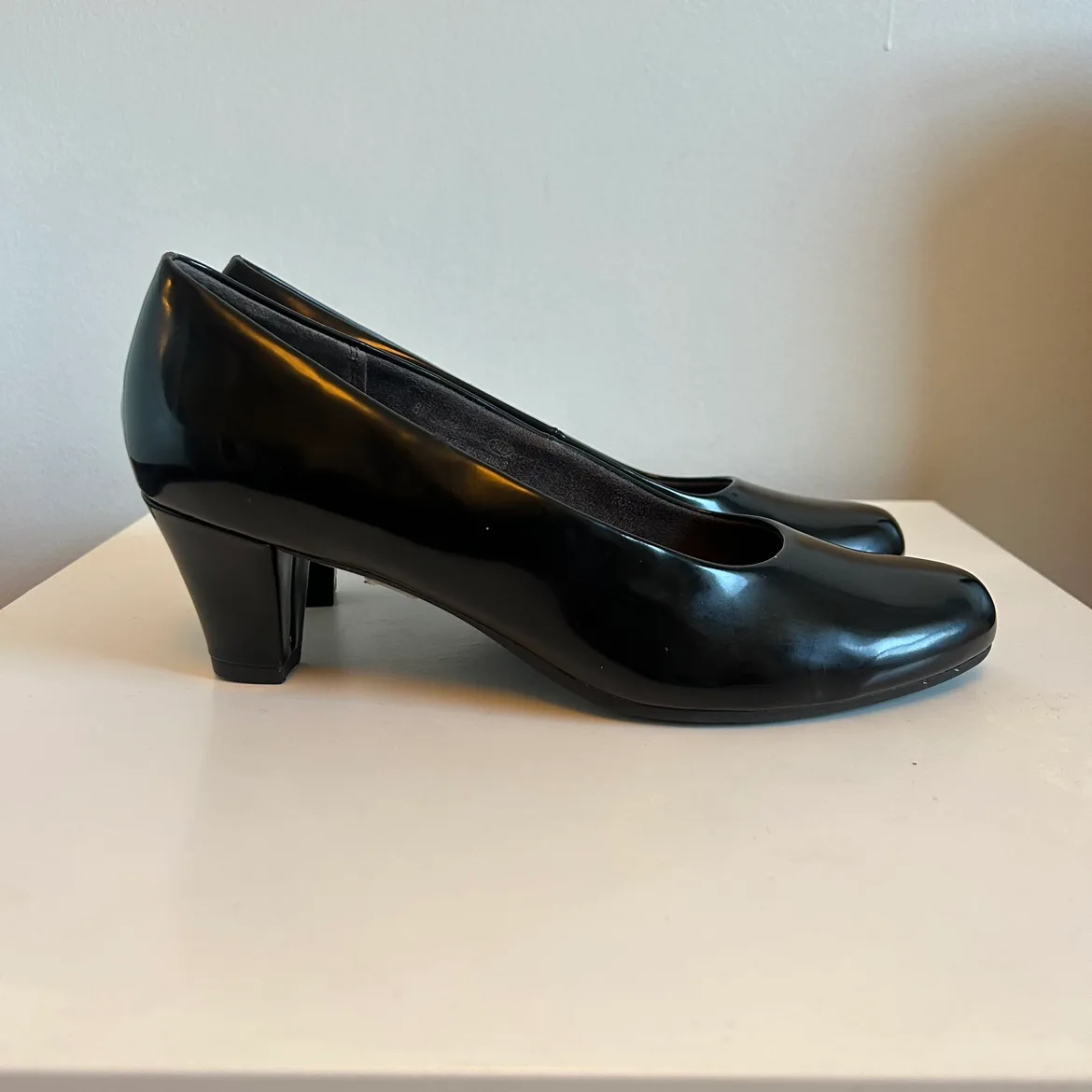 Aerosoles Black Patent Heeled Pumps 8 image indicator(2)