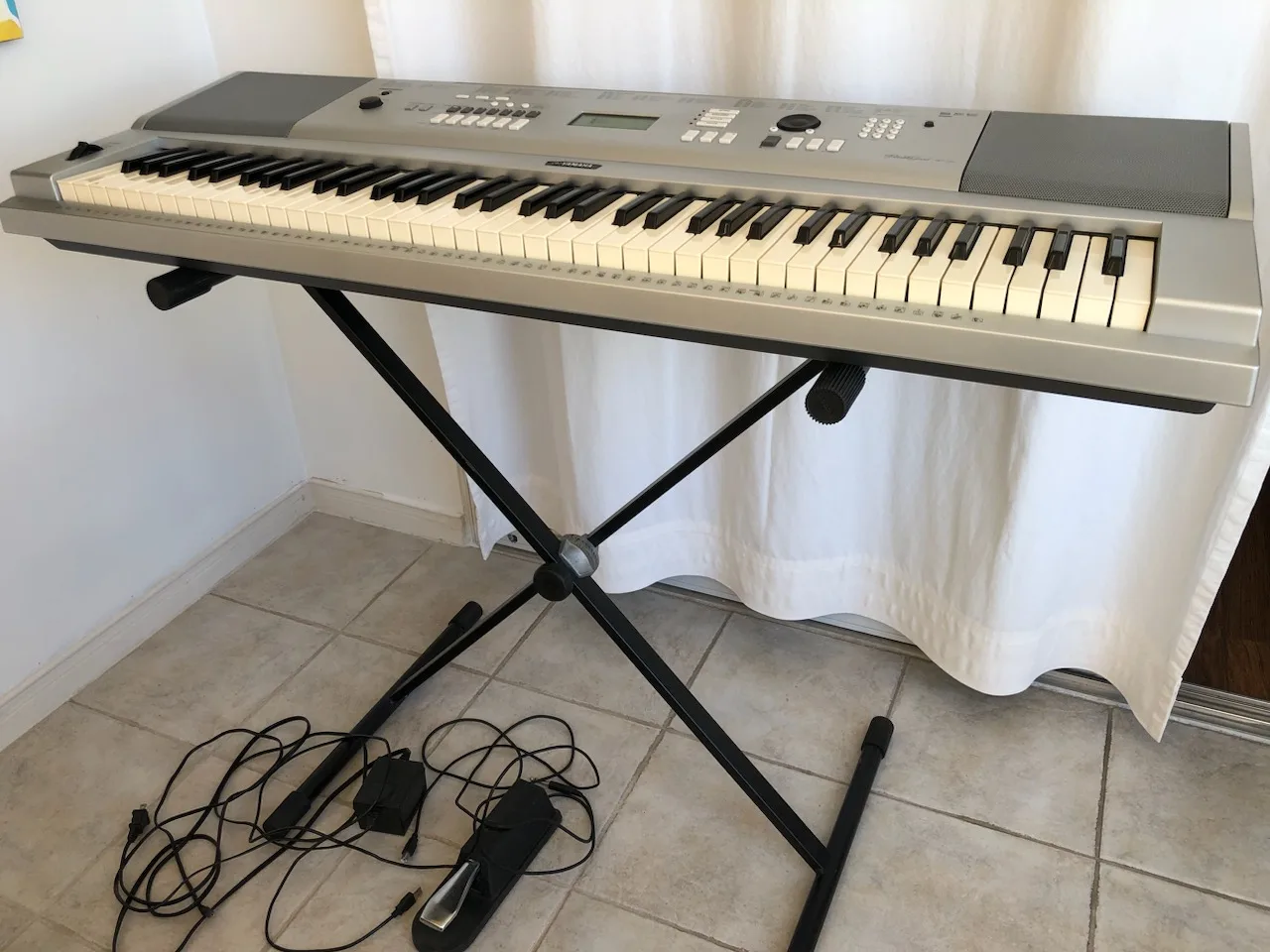 Yamaha DGX 220 Keyboard thumbnail