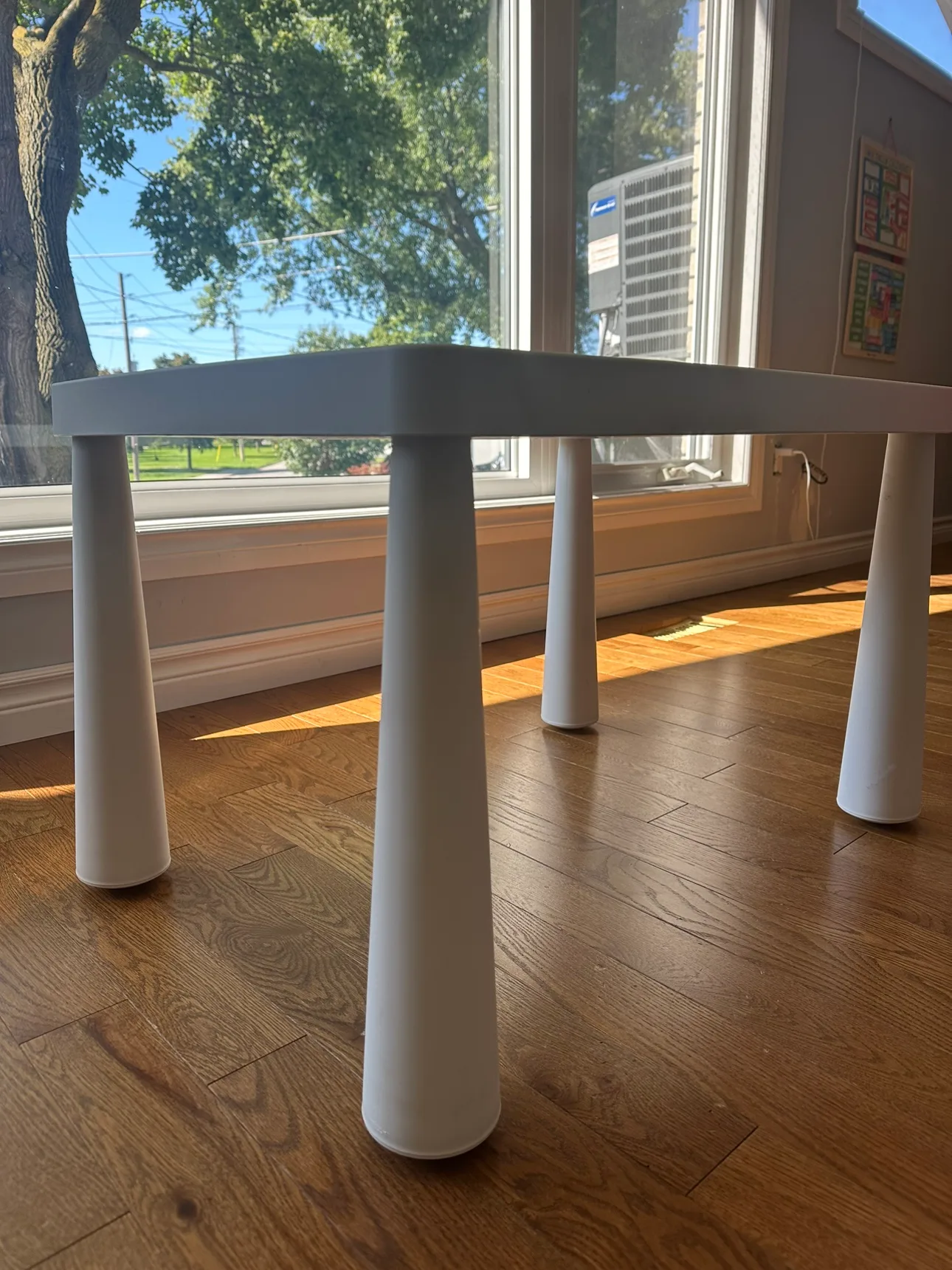 Kids white table image indicator(2)