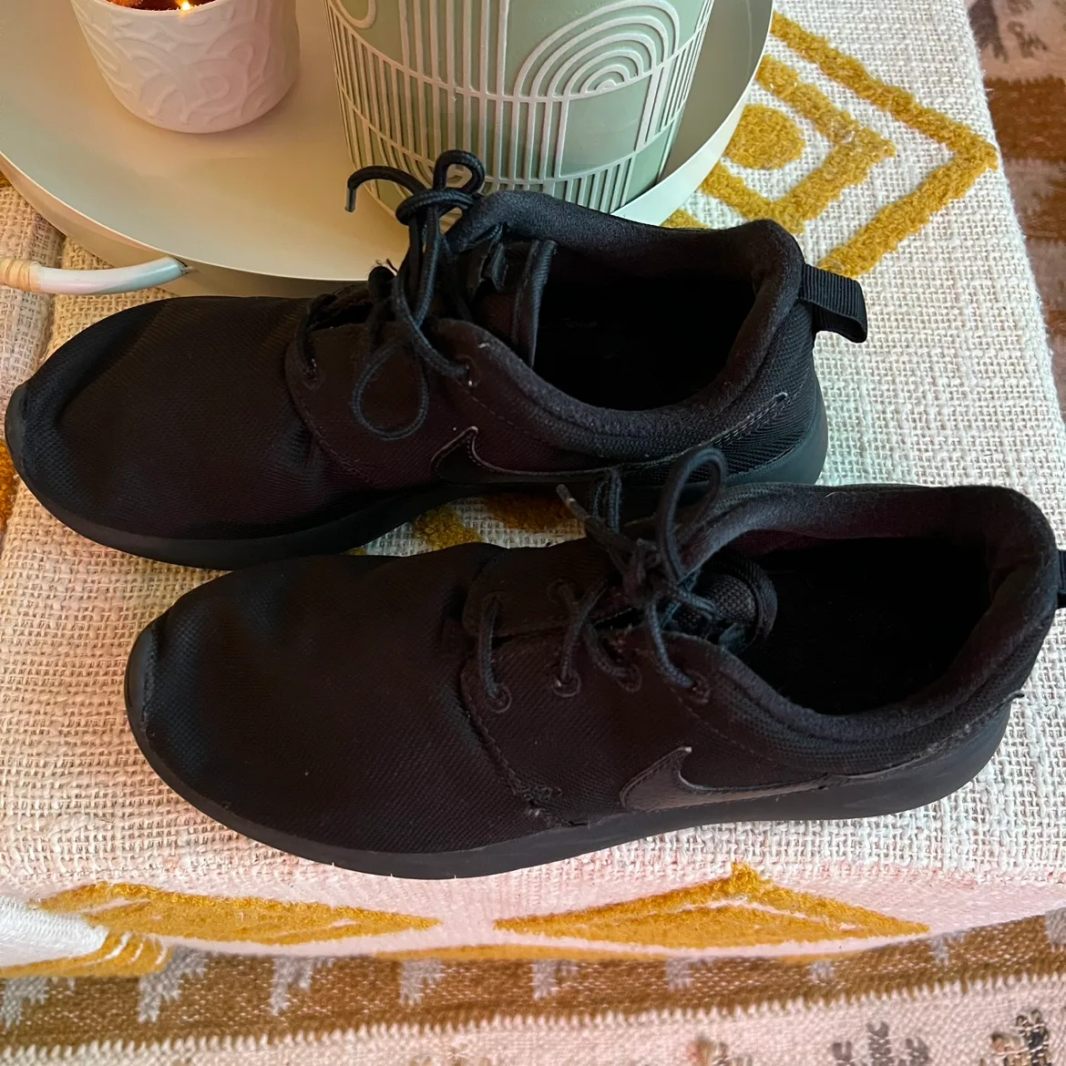 Nike Roshe Run Black Size 8Womens image indicator(2)