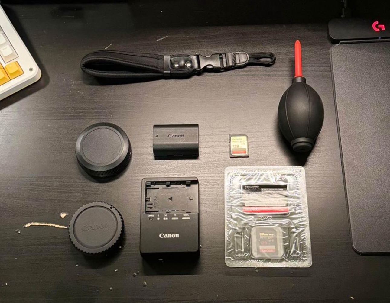 (Like New) Canon EOS R Mirrorless Camera + Wandrd Backpack - photo 5