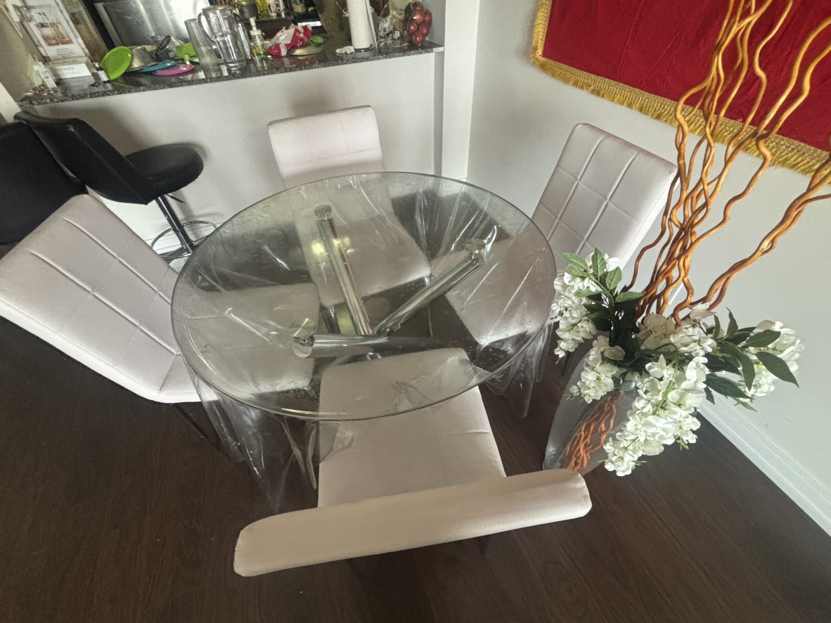 dining Glass Table and 4 Chairs with big flower vase - photo 3