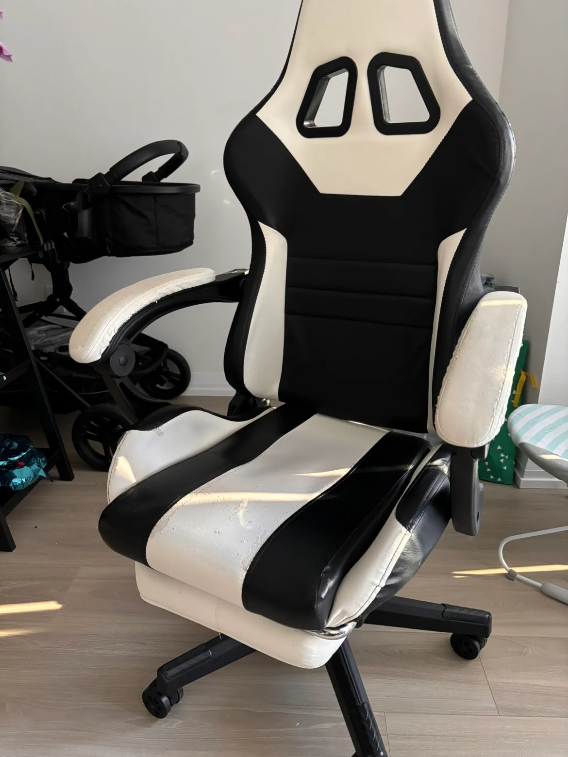 Moving sale! Gaming Chair with Footrest thumbnail