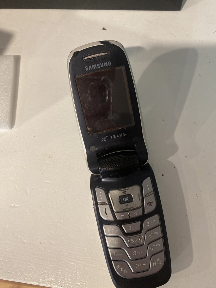 Samsung Telus Flip Phone🧡 - photo 2