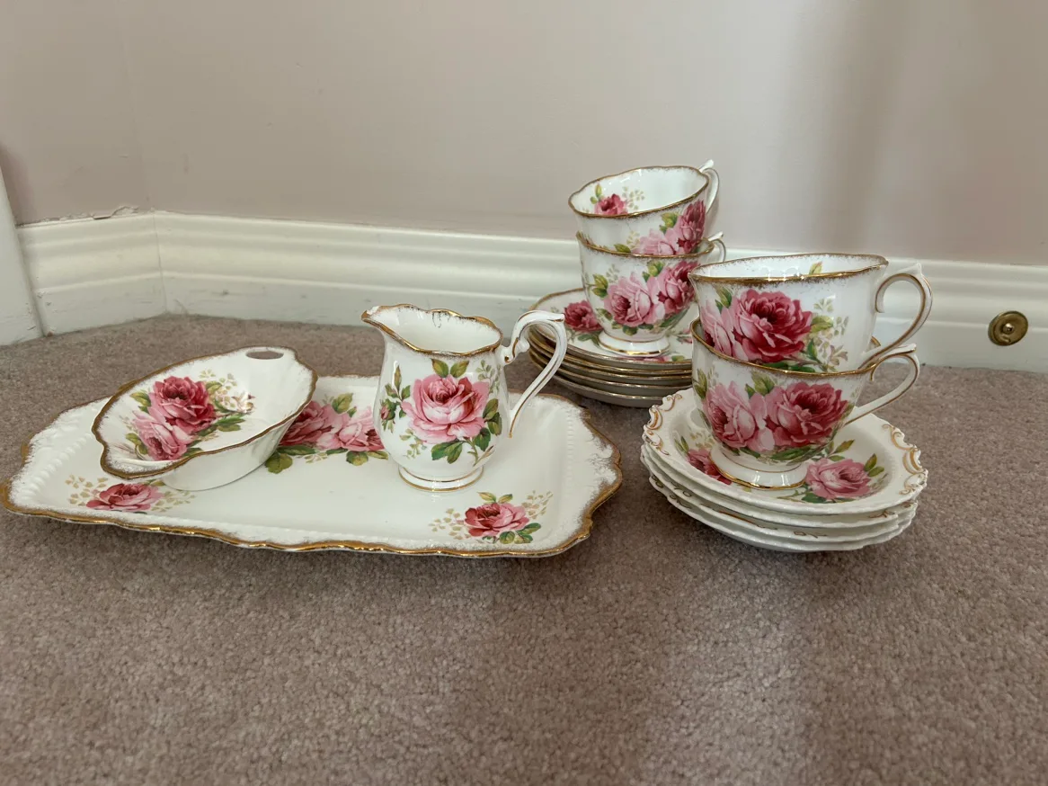Royal Albert American Beauty thumbnail