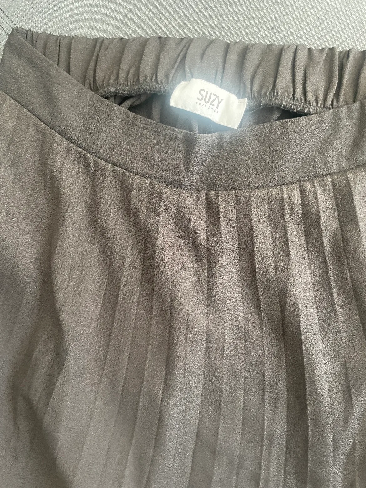 Black Pleated Midi Skirt image indicator(2)