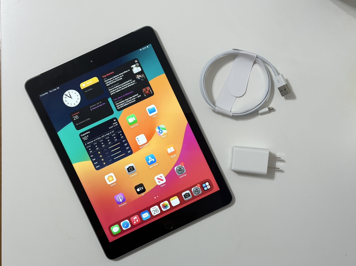 iPad 6th gen cellular like new - photo 2
