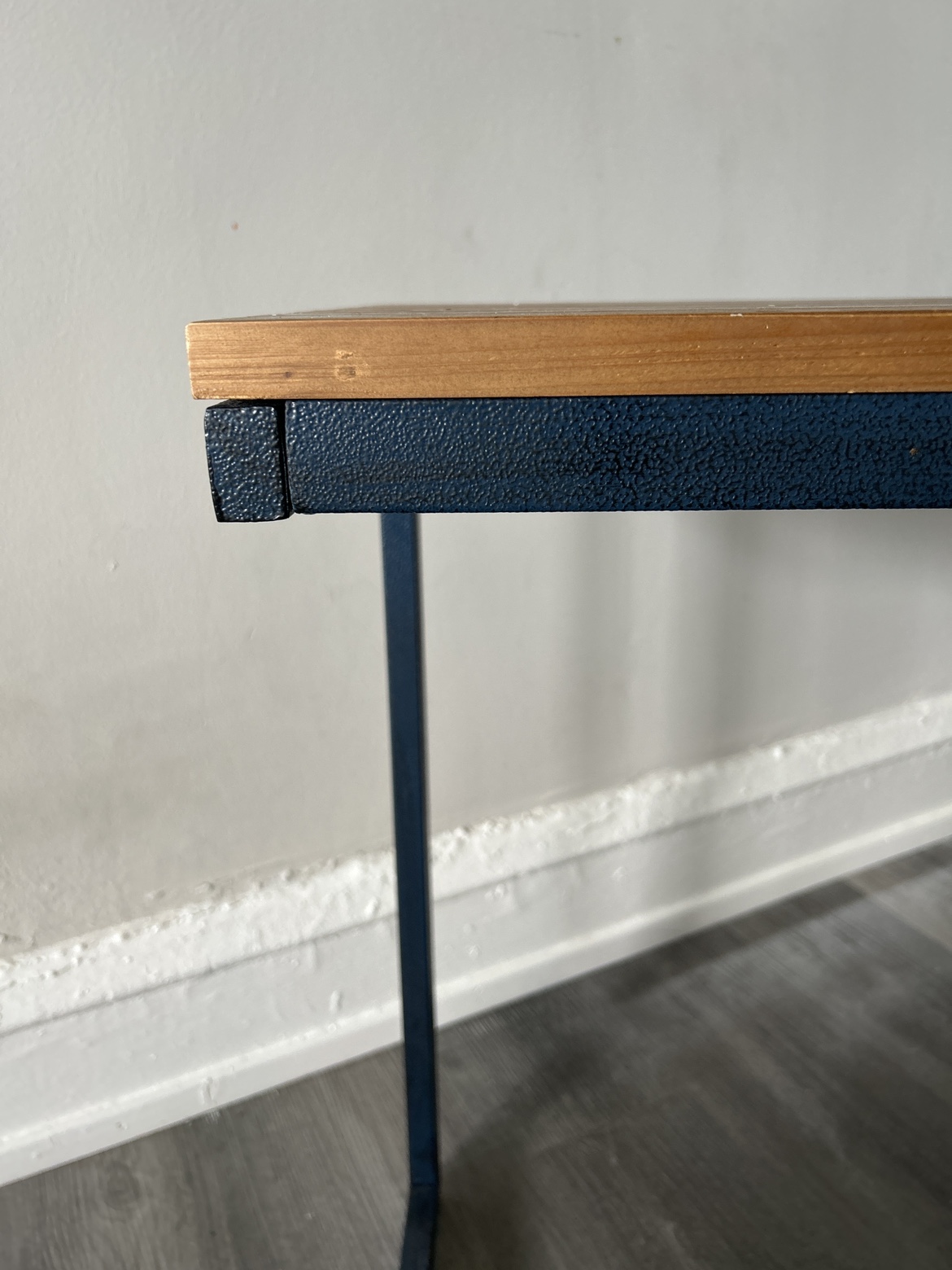 C-Shaped End Table - photo 3
