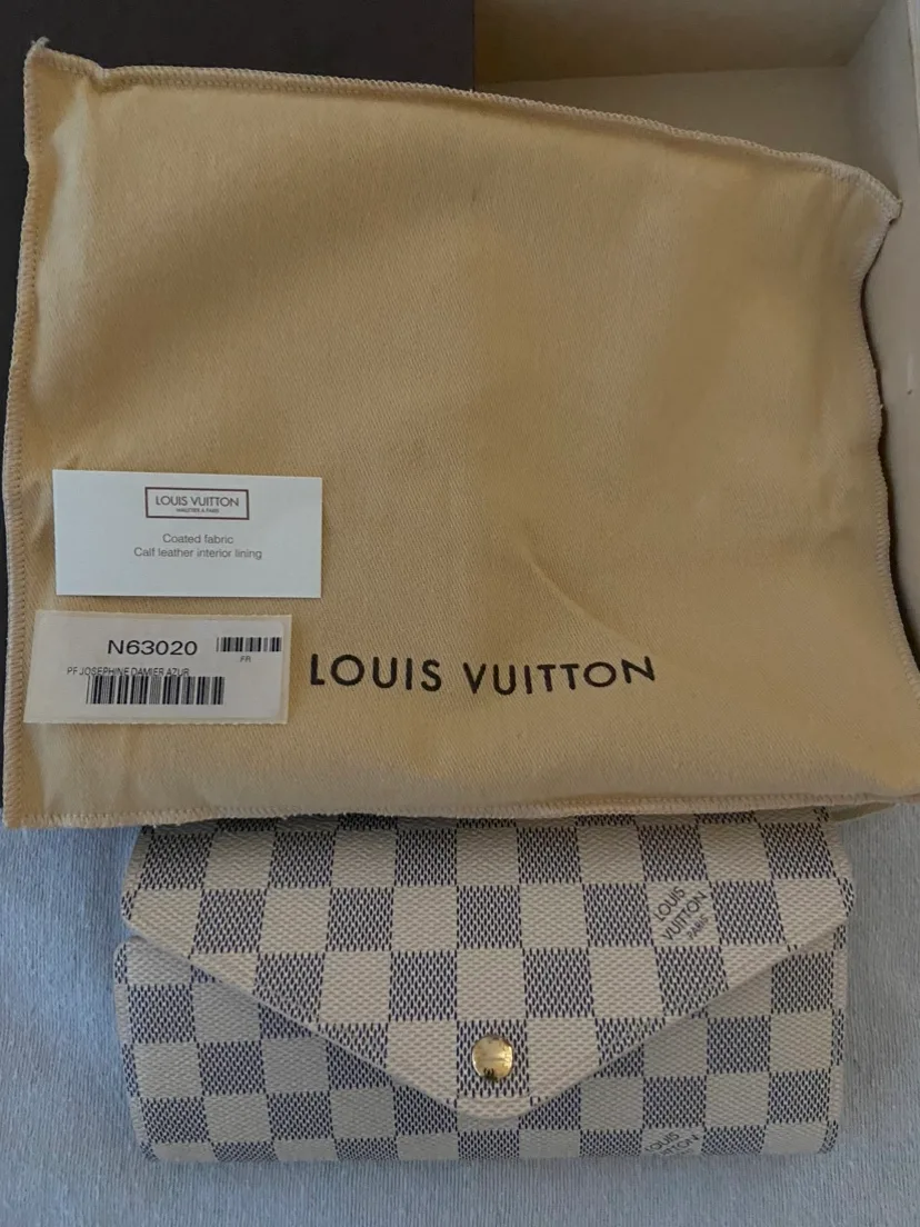 Louis Vuitton Damier Azur Wallet image indicator(3)