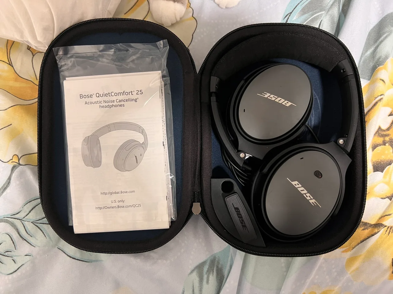 Bose QuietComfort 25 Headphones thumbnail