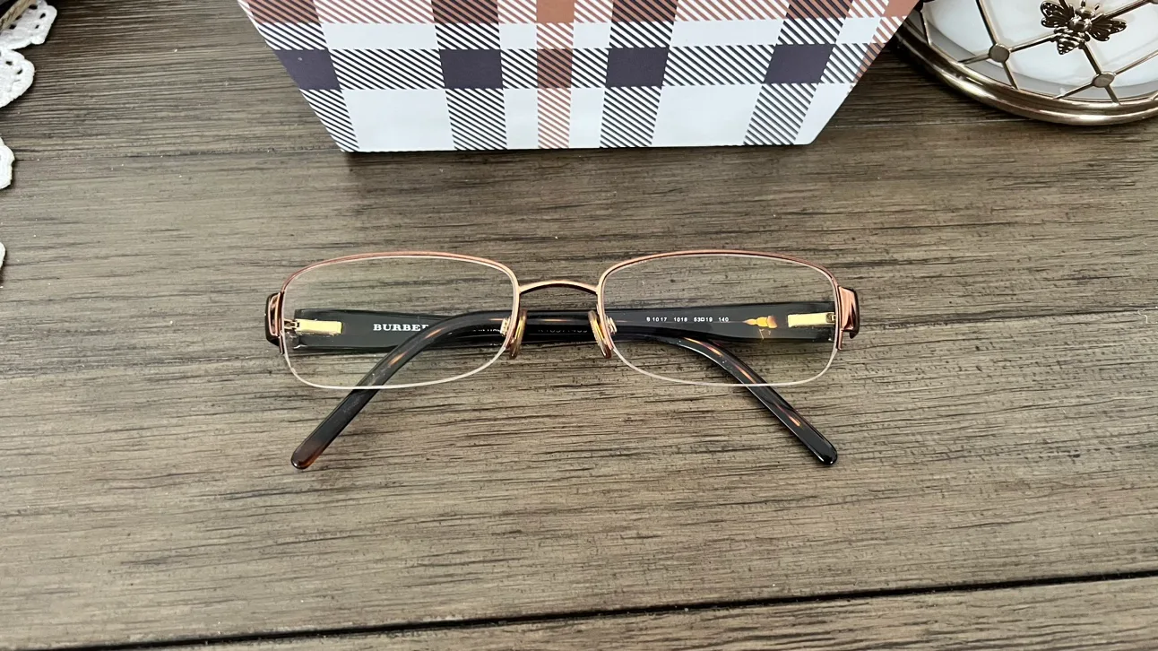 Burberry Glasses image indicator(7)
