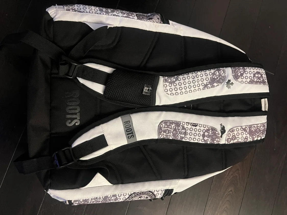 Roots Backpack image indicator(2)