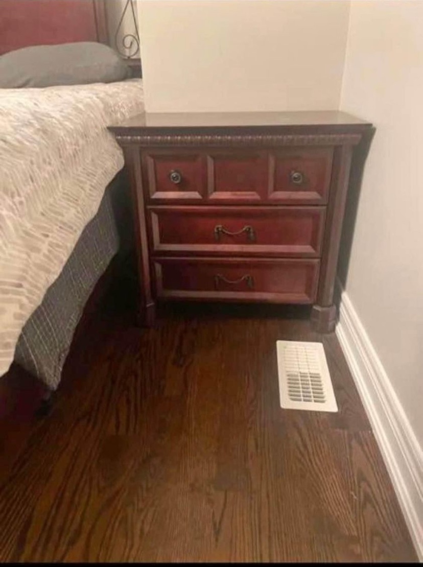 Queen-sized Bedroom Set - photo 3