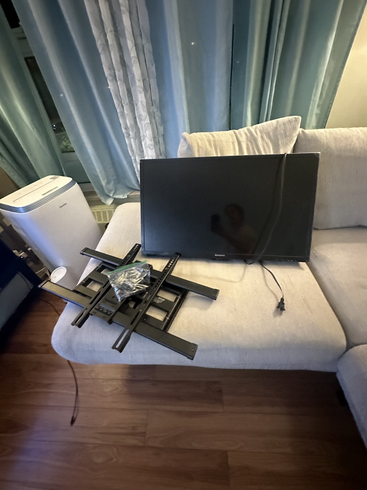 32" Westinghouse TV with Wall Mount - photo 2