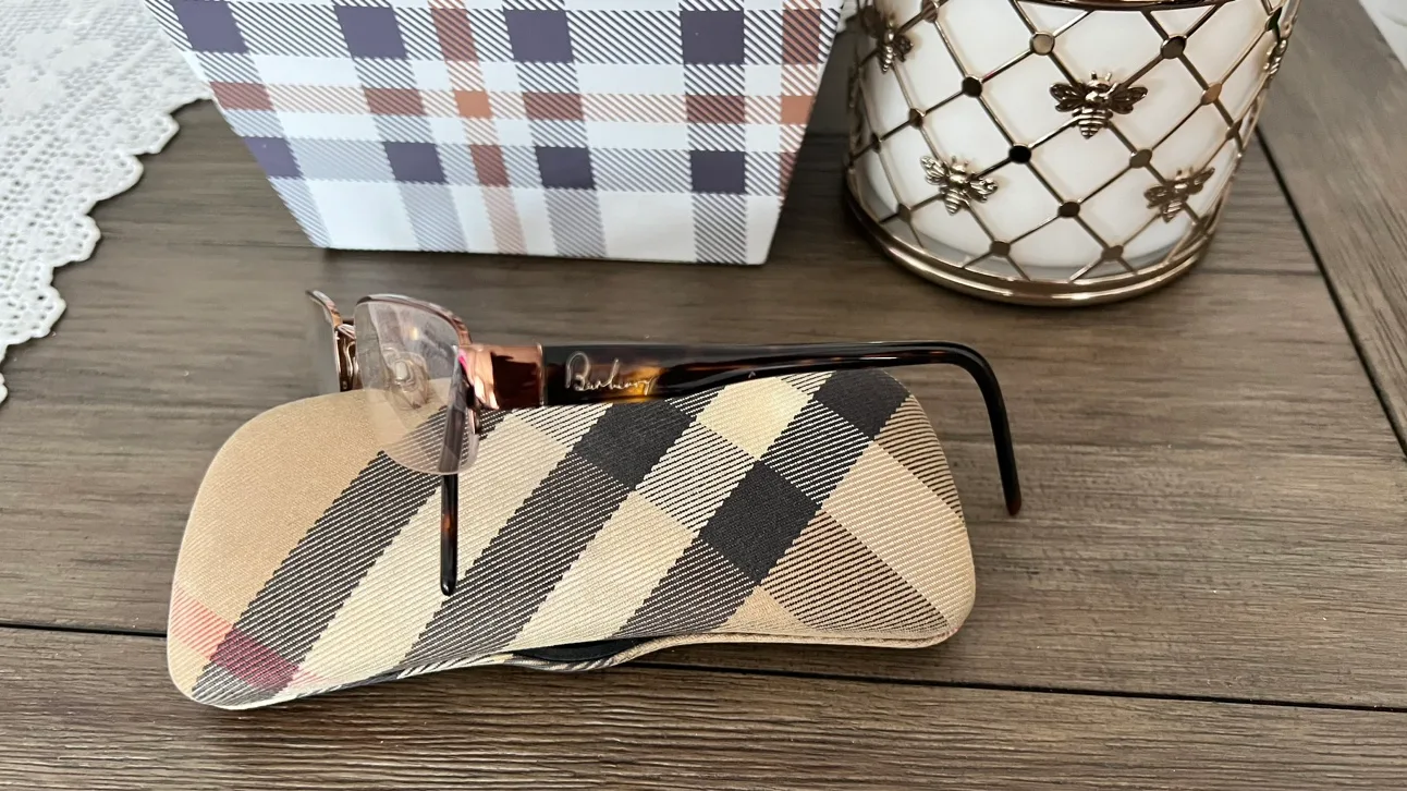 Burberry Glasses image indicator(2)