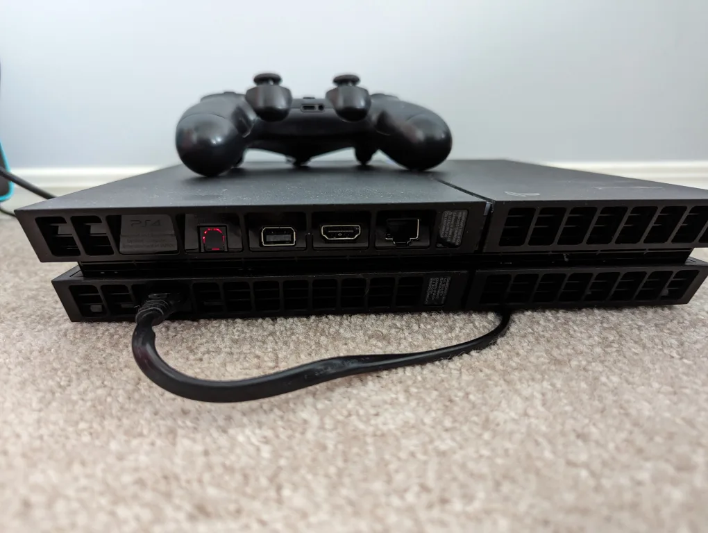 PS4 Console - 1 Controller, 13 games, HDMI and power cords image indicator(2)