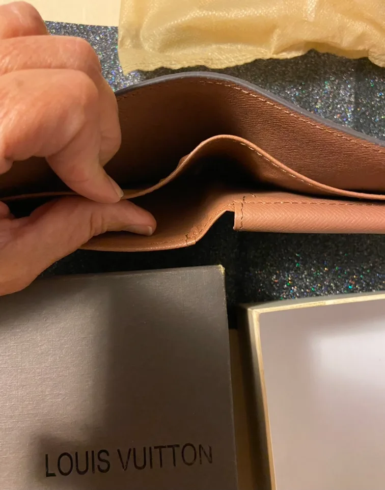 Louis Vuitton Men's Wallet image indicator(6)