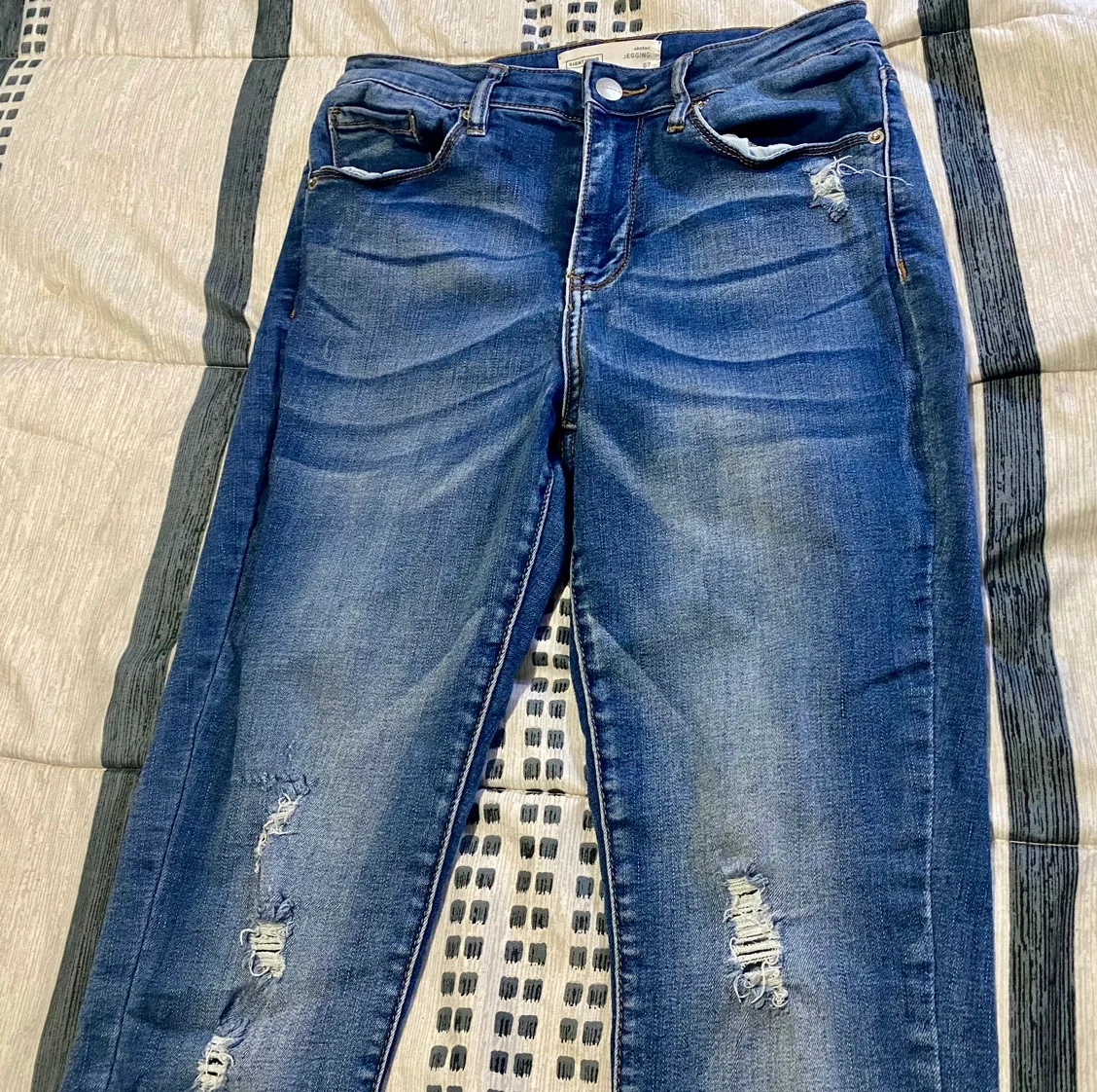 Ardene Distressed Skinny High Waist Denim Jeans image indicator(3)