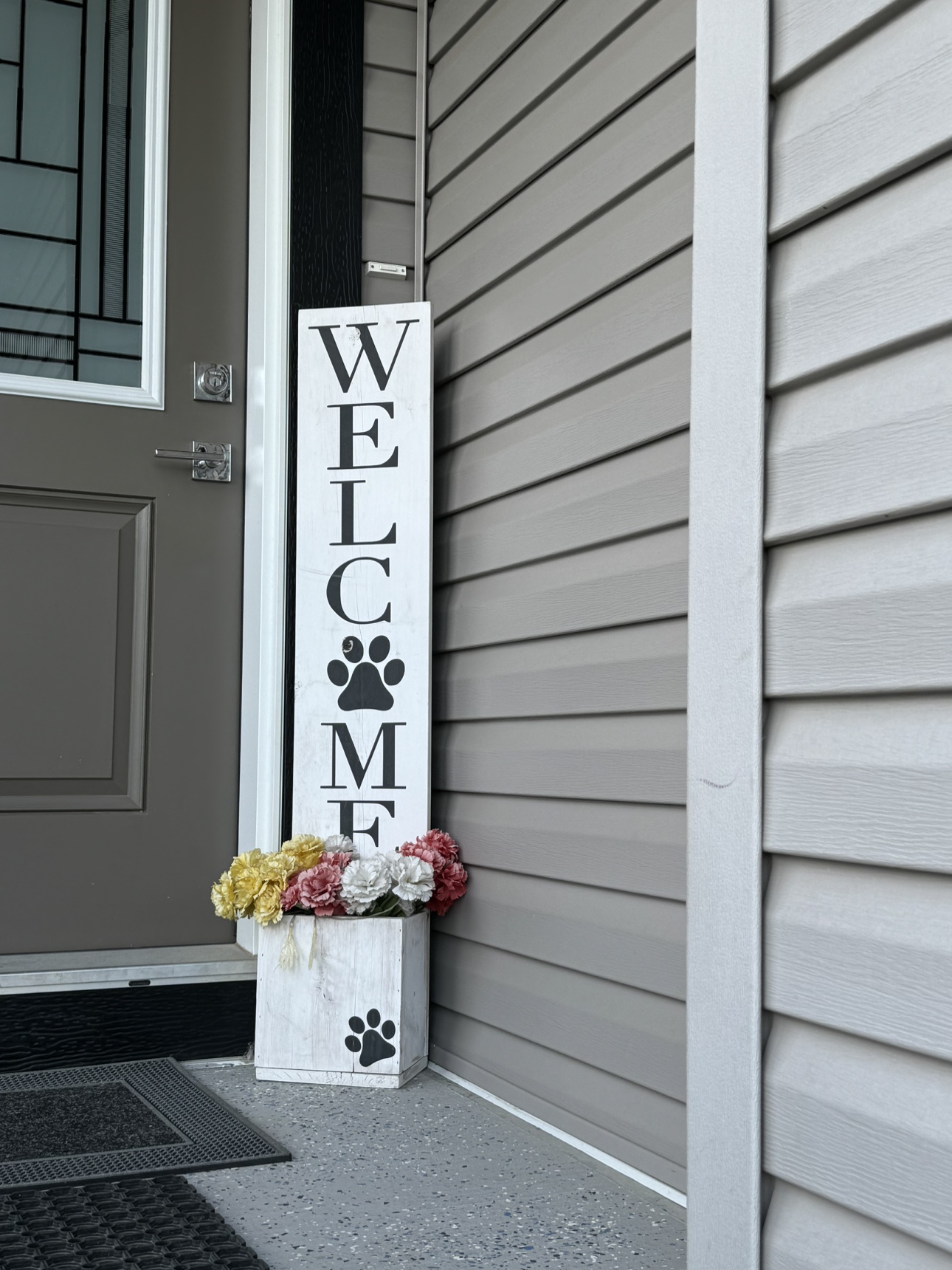 Welcome Sign with Paw Print