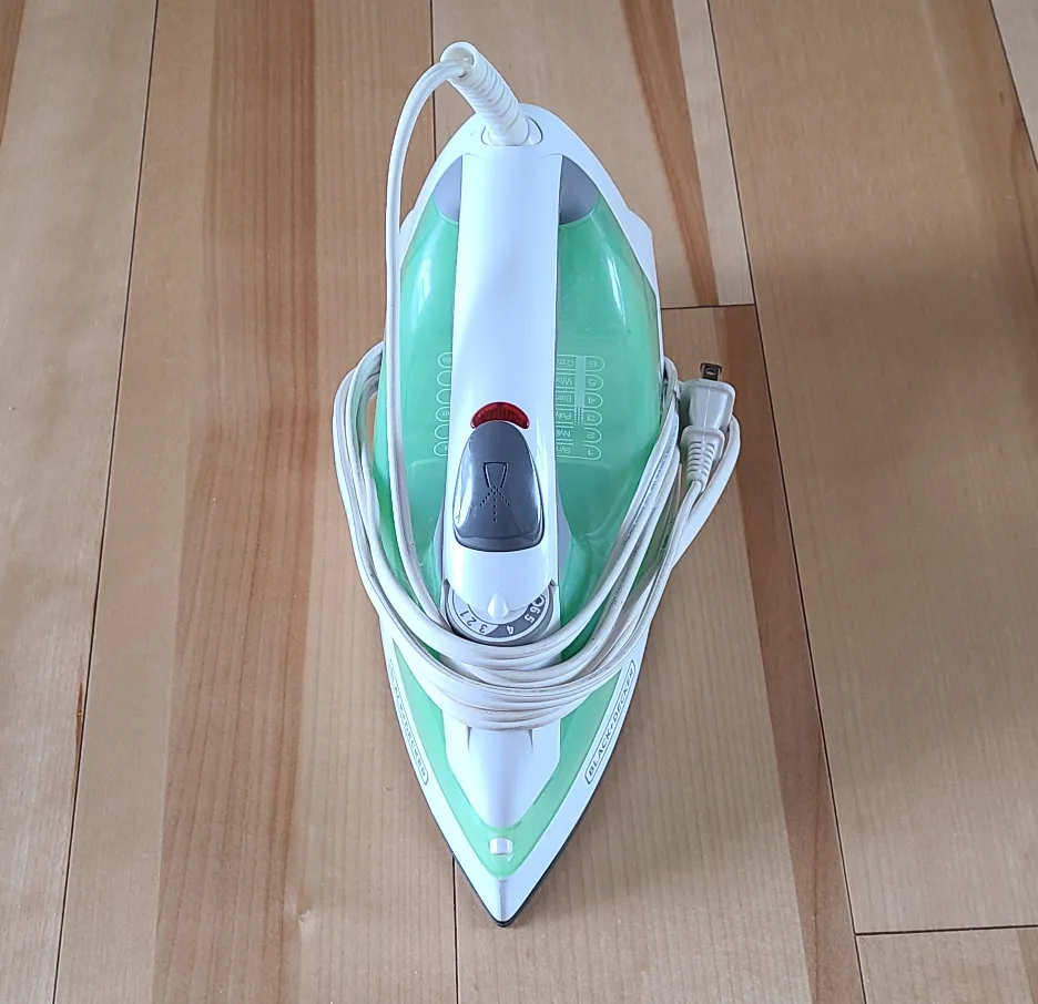 Black & Decker Iron in good condotion image indicator(2)