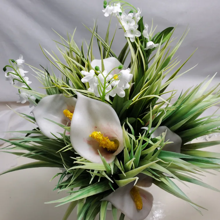 Glass Vase with Artificial Flowers image indicator(4)